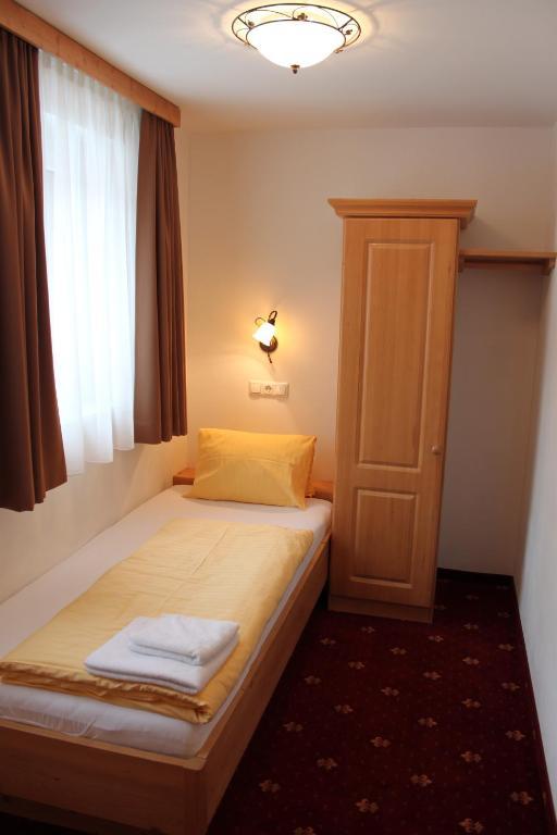 Hotel Garni Dorfblick Sankt Anton am Arlberg Room photo